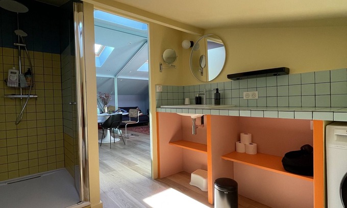 Bassins a Flot Apartment | Ancien Atelier Dartiste Lumineux et Climatisé