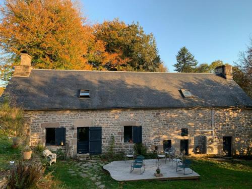 Saint-Merd-les-Oussines Bed & Breakfast | Ancien Prieure Chambre King Size avec sauna et bain nordique privatifs en extérieur