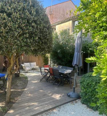 Saint-Denis-d'Oleron House | Ancienne Colonie dans le centre de St Denis d'Oleron