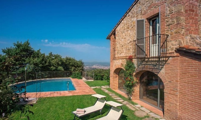 Arezzo Villa | Ancient stone and brick farmhouse set on high hills enjoying a wonderful view over the city of Arezz
