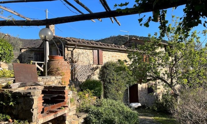 Calci House | Ancient Tuscan style country house with a view of the Pisan Mountains
