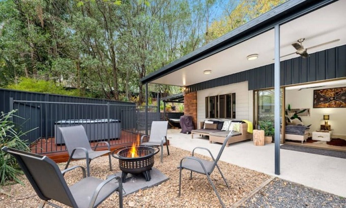 Warner Cottage | Anembo Cottages, close to all state of art sporting facilities, hospitals, shops