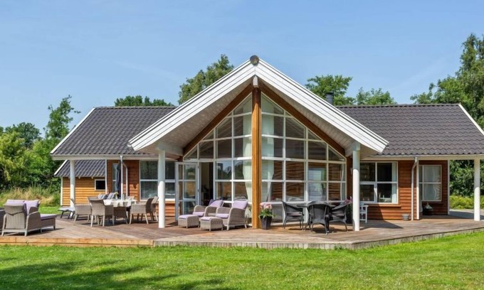 Hou House | "Anjetta" - from the sea by Interhome
