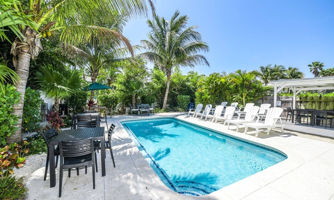 Anna Maria Villa | Anna Maria Island Bungalow with Pool! Across the street from Beach, near Pine Av