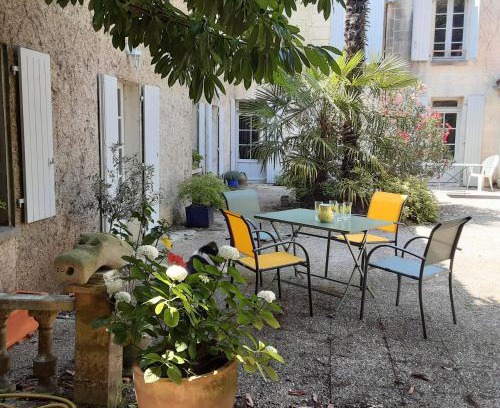 Chateauneuf-sur-Charente Apartment | Annexe du pont de la Charente Côté jardin