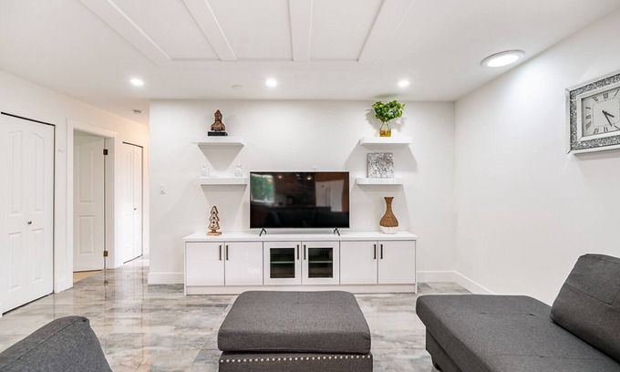 Townline Hill House | Antique and luxury finish home🏠 /4 mins drive to airport and and all amenities.