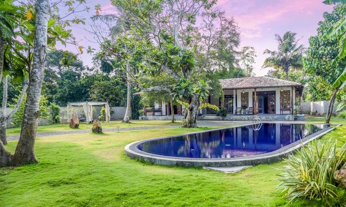 Kathaluwa Villa | Antique Ceylon Standard double at Ahangama
