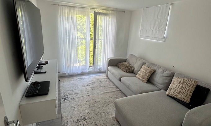 Lee Green Apartment | Antonio’s house. One bedroom apartment in London. 8-10mins walk to the station