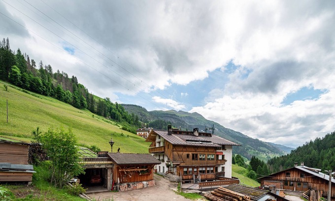 Livinallongo del Col di Lana Apartment | Apartment 'Appartamento La Mirandola Rosso' with Mountain View, Private Terrace and Wi-Fi