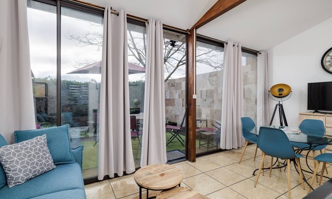 Saint-Sulpice-de-Faleyrens House | Apartment 'A La Belle Vie' with Private Terrace, Wi-Fi and Air Conditioning