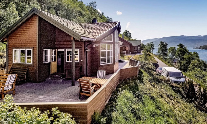 Vindafjord House | Apart and comfortable cottage in the very best location on a sunny plot with a short way to the fjor