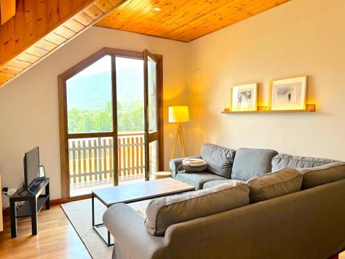 Esterri D'Aneu Apartment | Apartament rústic amb encant i balcó by RURAL D'ÀNEU