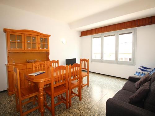 Llanca Apartment | Apartamento céntrico y luminoso a 100m de la playa, renovado con WiFi, balcón y lavadora - ES-228-6