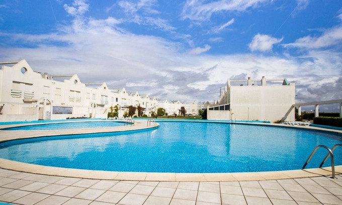 Barra Condo | Apartamento com Dois Quartos e Piscina em Condomínio Privado. A 10 Min. da Praia