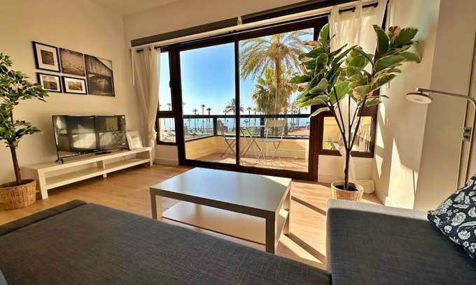 Torrequebrada Apartment | Apartamento frente mar y playa.
