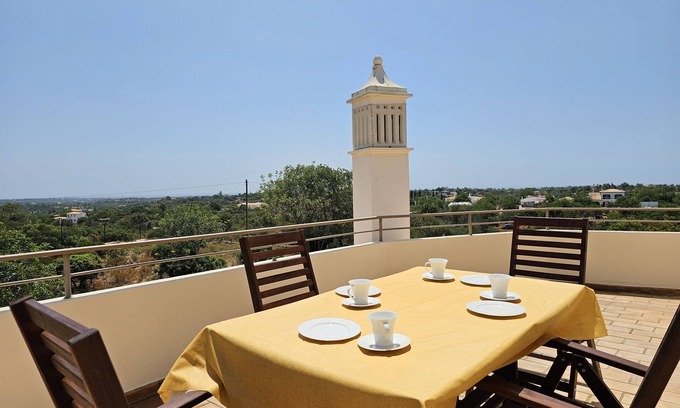 Paraiso Condo | Apartamento no 1º Andar em Moradia no Campo