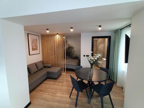Kielce Apartment | Apartamenty PREMIUM, Faktura VAT, KLIMATYZACJA, AIR CONDITIONING, GROUND FLOOR, PARKING, PARTER, CISZA I SPOKÓJ, QUIET AND PLEASANT, IDEALNY NA ODPOCZYNEK PERFECT FOR REST
