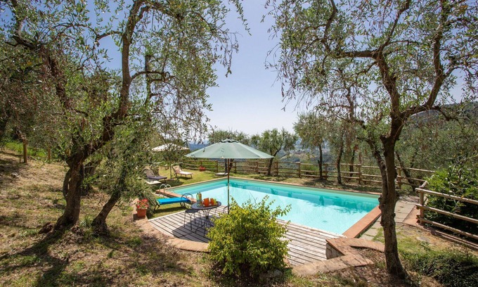 Mastiano Villa | Apartment in villa with pool, WIFI, TV, patio, pets allowed, panoramic view, parking, close to Lucca