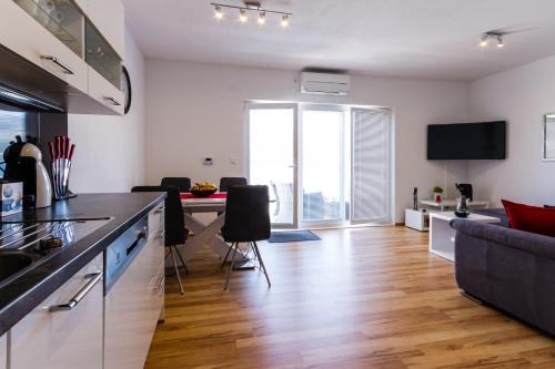 Cove Tri Zala (Zrnovo) Apartment | Apartman Orlando