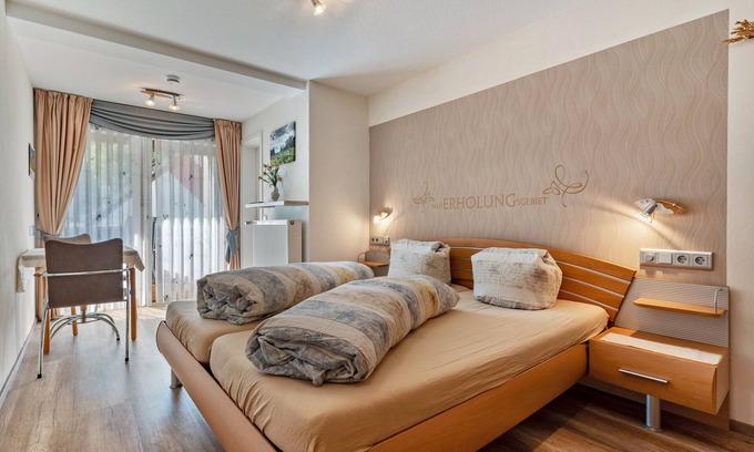 Bad Peterstal-Griesbach Apartment | Apartment 'Doppelzimmer 3' with Mountain View, private balcony and Wi-Fi