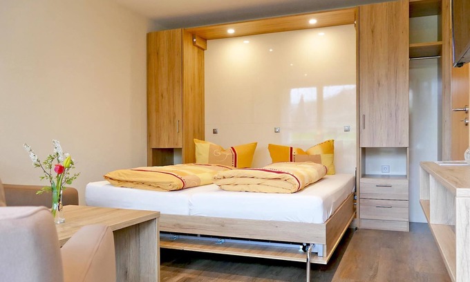 Bad Peterstal-Griesbach Apartment | Apartment '1 Zimmer' with Mountain View, Shared Terrace and Wi-Fi