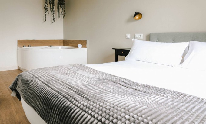 Villaverde de Pontones Apartment | Apartment for families or couples with double whirlpool bath and garden view.
