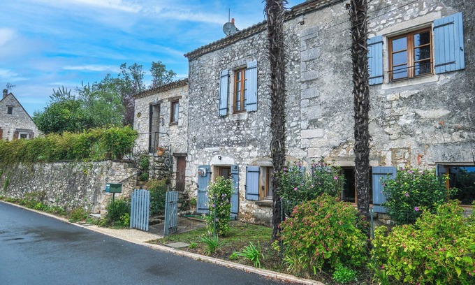 Saint-Cernin-de-Labarde Apartment | Apartment 'Les Hirondelles' with Private Terrace, Private Garden and Wi-Fi