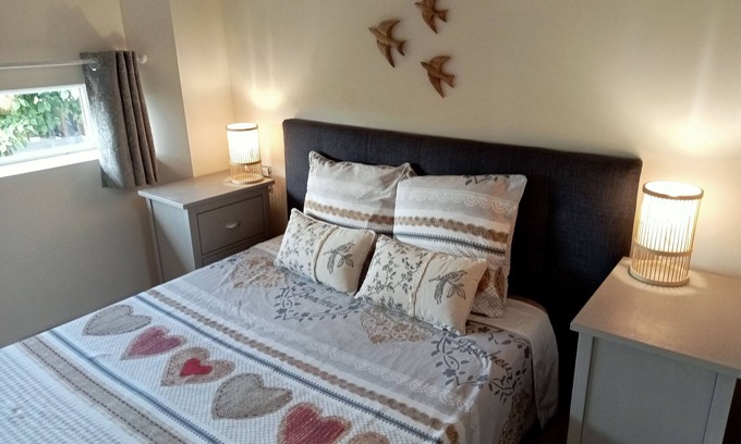 Villeneuve-les-Montreal Bed & Breakfast | Apartment 'Oiseaux' with Shared Pool, Wi-Fi and Air Conditioning - Villeneuve-lès-Montréal