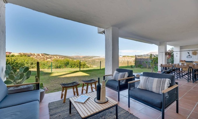 Castillo de Sabinillas Apartment | Apartment 'Manilva La Duquesa' with Mountain View, Wi-Fi and Air Conditioning
