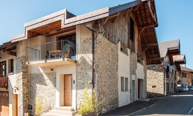 Saint-Pierre-d'Albigny Apartment | Apartment 'Chez Flo - Clim Parking - Clg' with Mountain View and Air Conditioning