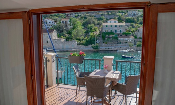 Stomorska Apartment | Apartments Daira (102041-A2) - Stomorska - island Solta