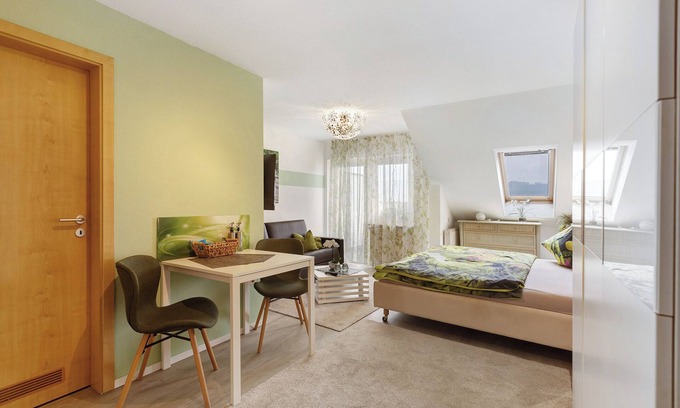 Ludwigshafen Apartment | Apartment '1-Zimmer' with Lake View, Balcony and Wi-Fi