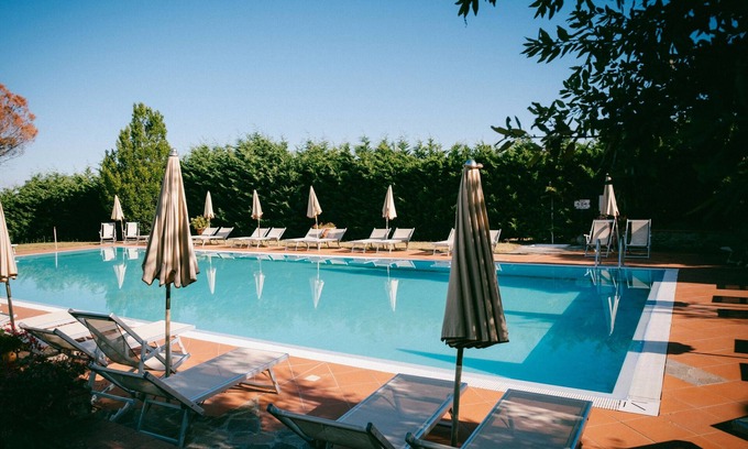 San Donato in Fronzano Apartment | Apartment '12 A Fattoria Degli Usignoli' with Shared Pool, Wi-Fi and Air Conditioning