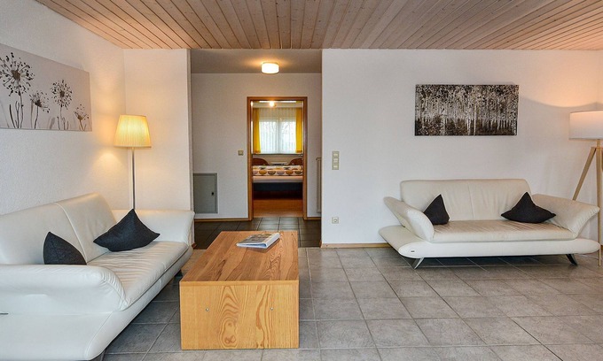Hoyren Apartment | Apartment '3' with Lake View, Shared Terrace and Wi-Fi