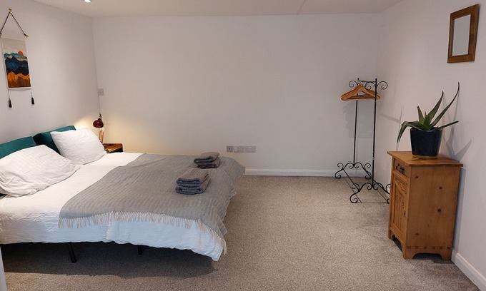 Barrow Gurney House | Apartment 5. (20 min walk to Bristol Airport)