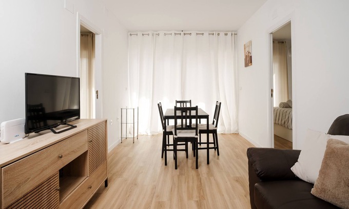 Doctor Barraquer-Grupo Renfe-Policlinico Apartment | Apartment 'A 5 Minutos De Calle Feria Y Alameda' with Private Terrace, Wi-Fi and Air Conditioning