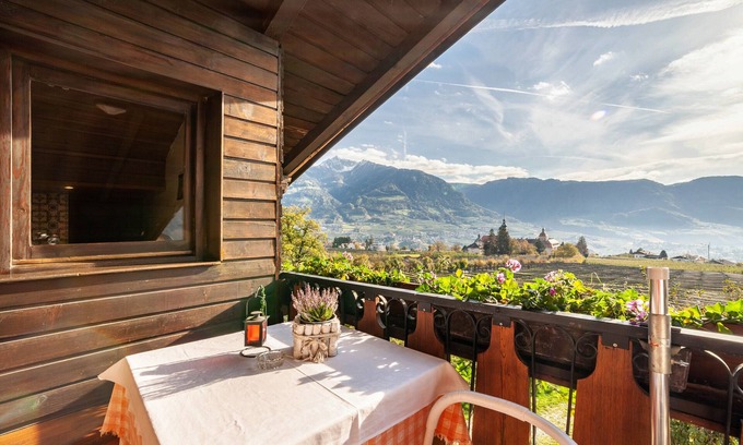 Tirolo Apartment | Apartment "Adang Ferienwohnung Mutspitz" with Mountain View, Garden & Wi-Fi