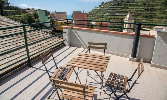 Manarola Apartment | Apartment Al Ponte Vecchio by Arbaspàa - with big terrace in Manarola