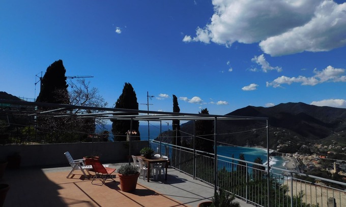 Moneglia House | APARTMENT AND TERRACE 100 SQM SEA VIEW+PANORAMA LEMEGLIO PRIVATE PARKING