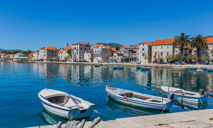 Kastel Stari Apartment | Apartment Antonio, on the Seafront With Garden