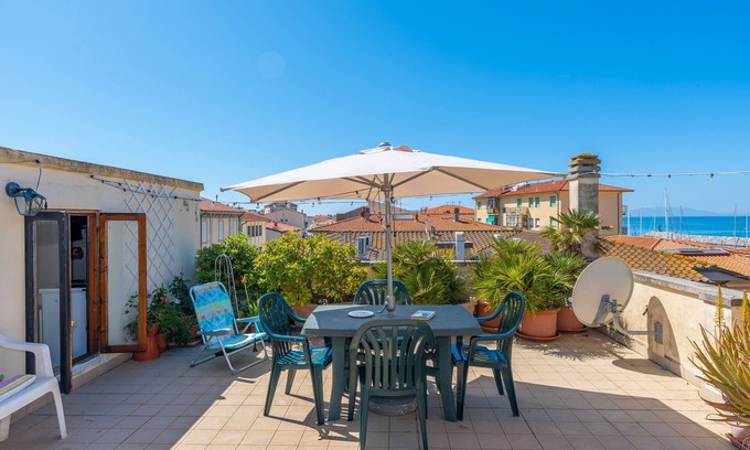 San Vincenzo Apartment | Apartment 'Appartamento Vista Mare' with Sea View, Wi-Fi and Air Conditioning