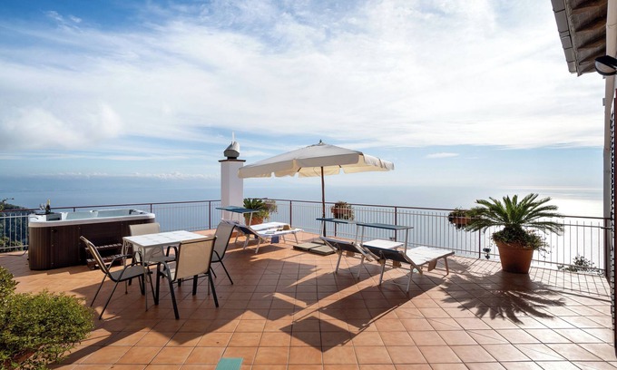 San Michele Apartment | Apartment 'Appartamento Tramonto Superior' with Sea View, Wi-Fi and Air Conditioning