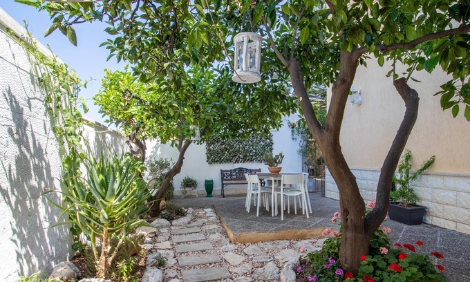 Montalbano Apartment | Apartment Araucaria Guest House with Shared Garden & Wi-Fi