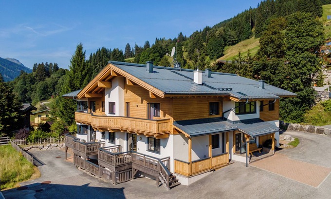 Hinterglemm Apartment | Apartment by the ski slope with sunny terrace
