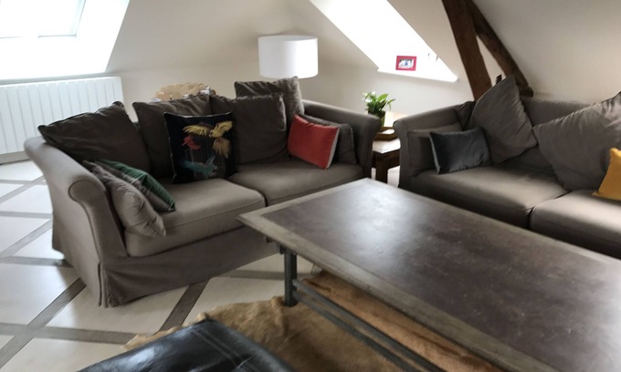 Montepilloy Apartment | Apartment at the top close to Senlis