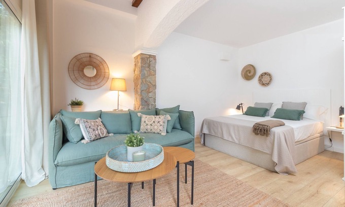 Can Carbonell Apartment | Apartment 'Bacom House' with garden in the forest