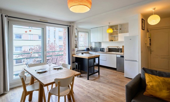 Saint-Maurice Pellevoisin Apartment | Apartment balcony/parking space near train station