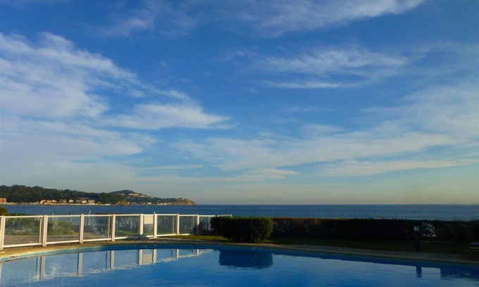 Les Sablettes Apartment | Apartment beachfront, direct beach access, swimming pool, air cond., wi-fi, park