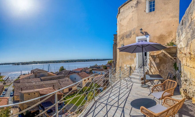 Bourg-sur-Gironde Apartment | Apartment 'Bellevue' with Wi-Fi and Air Conditioning