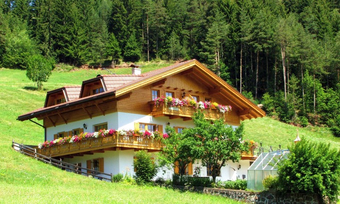 Funes Apartment | Apartment 'Bergblick - Lärche' with Mountain View, Garden & Wi-Fi